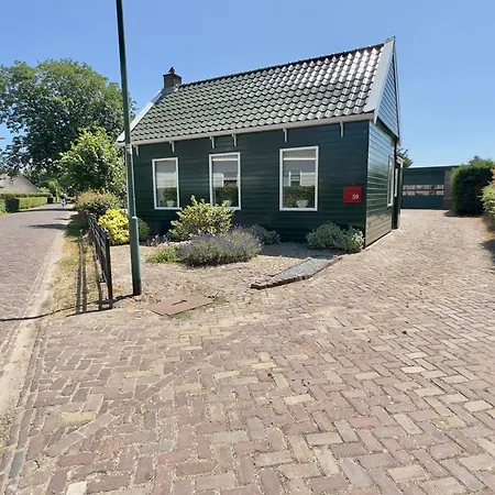 't Hofje Nabij Dorpscentrum En Castricum